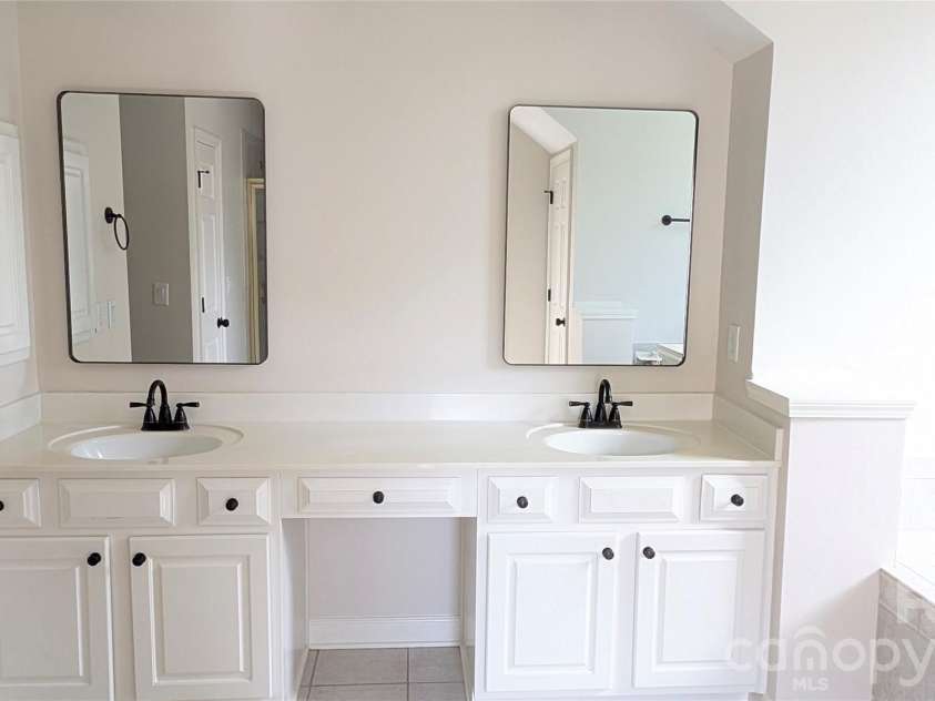 2421 Arden Gate Lane, Charlotte, NC 28262.  MLS# CAR4408032, YatesRealty ID 45009. Primary Bathroom