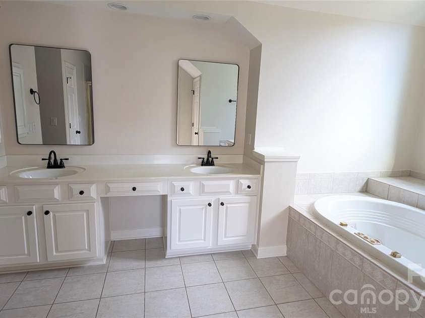 2421 Arden Gate Lane, Charlotte, NC 28262.  MLS# CAR4408032, YatesRealty ID 45009. Primary Bathroom