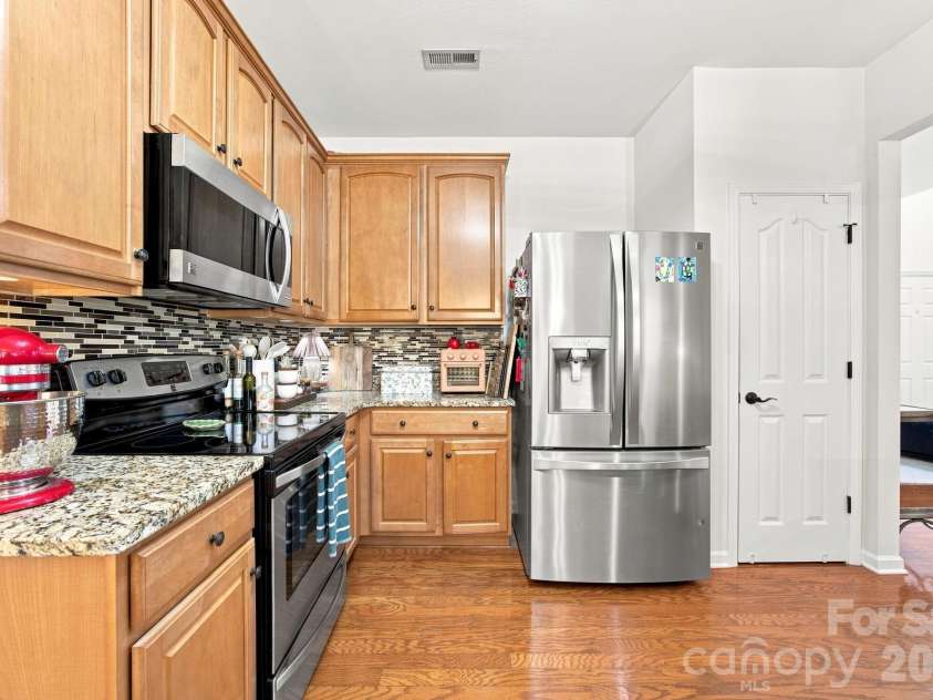 9716 Southampton Commons Drive, Charlotte, NC 28277.  MLS# CAR4415657, YatesRealty ID 45011. 