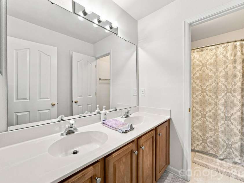9716 Southampton Commons Drive, Charlotte, NC 28277.  MLS# CAR4415657, YatesRealty ID 45011. 