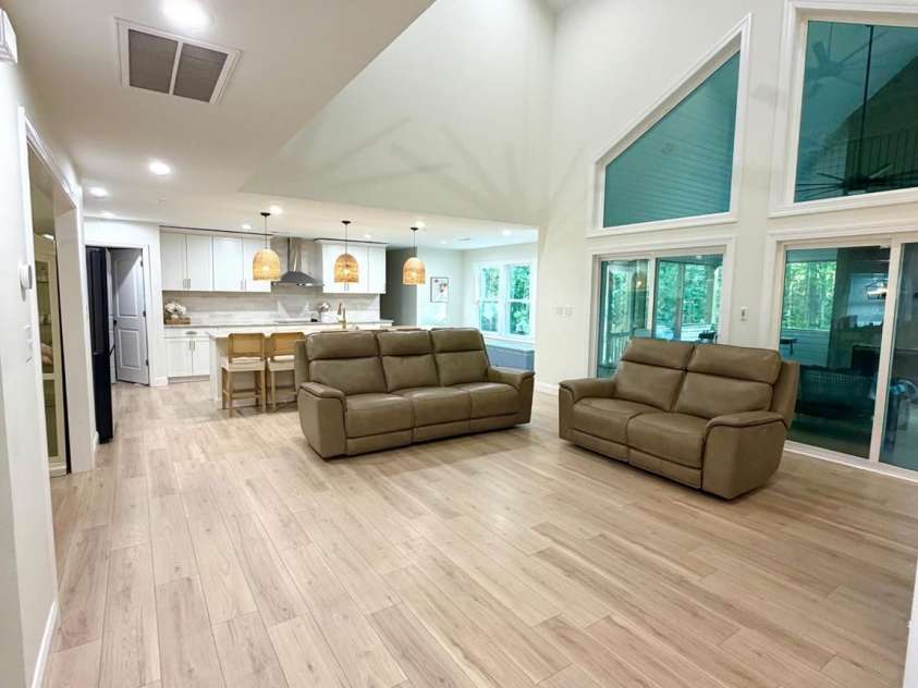 124 Providence Place, Chocowinity, NC 27817.  MLS# CAR4415044, YatesRealty ID 45018. Greatroom /kitchen area