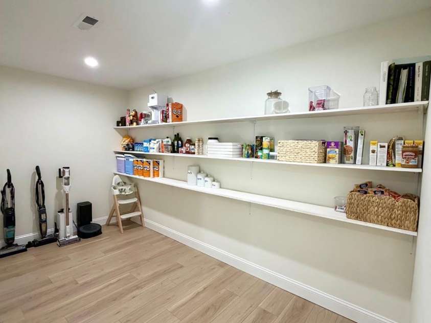 124 Providence Place, Chocowinity, NC 27817.  MLS# CAR4415044, YatesRealty ID 45018. Large Butlers pantry