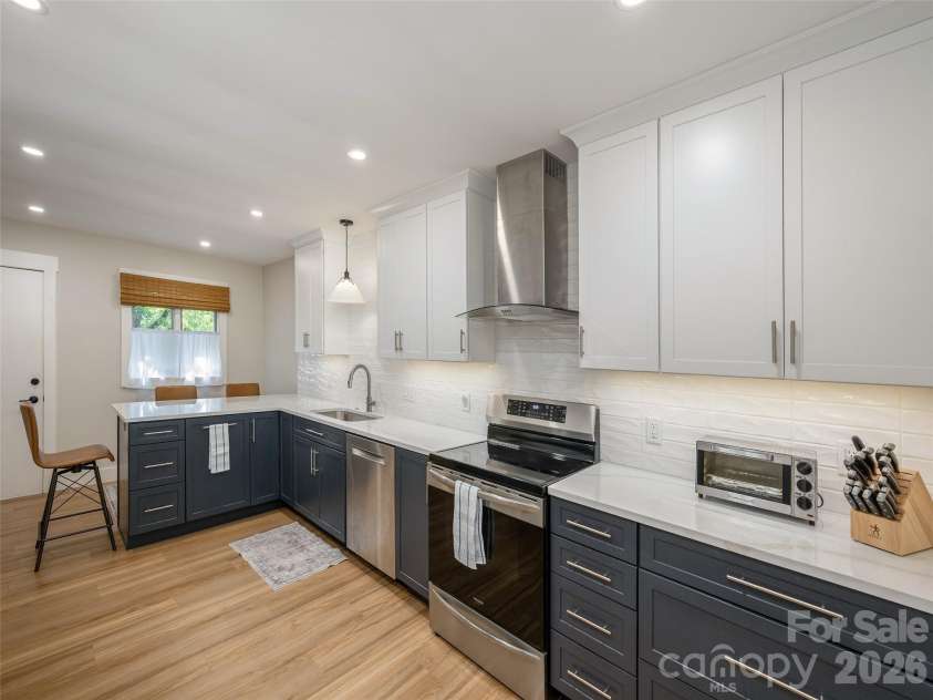 433 Crowfields Drive, Asheville, NC 28803.  MLS# CAR4414643, YatesRealty ID 45020. Beautifully Redesigned Kitchen