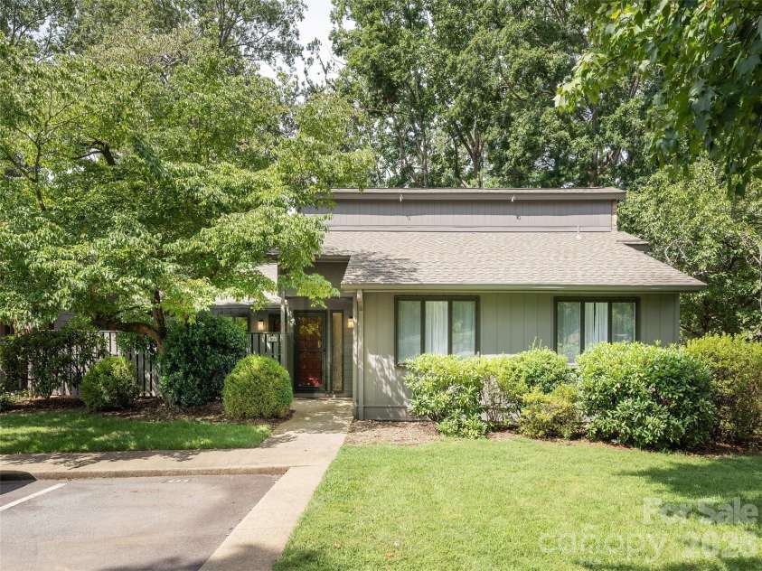 433 Crowfields Drive, Asheville, NC 28803.  MLS# CAR4414643, YatesRealty ID 45020. Beautifully Redesigned & Renovated Villa