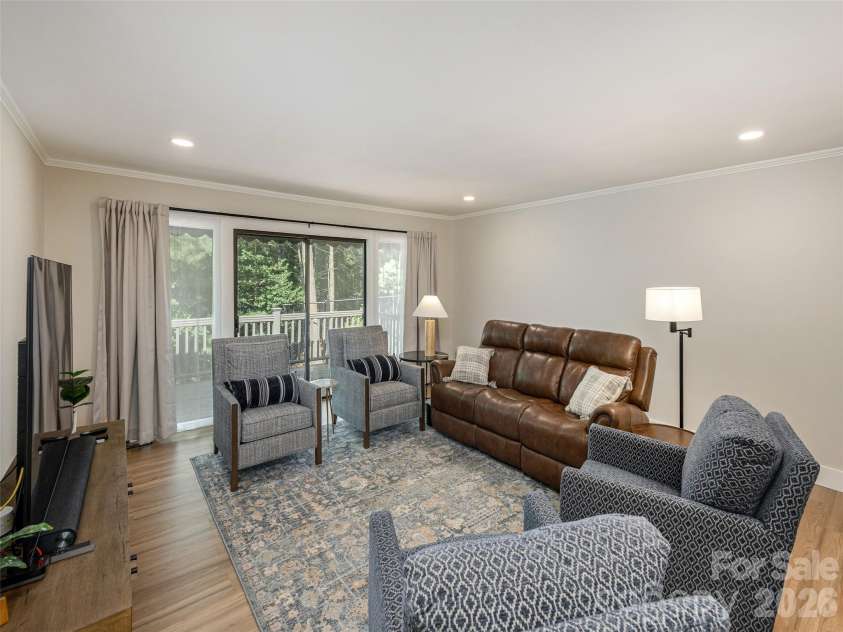 433 Crowfields Drive, Asheville, NC 28803.  MLS# CAR4414643, YatesRealty ID 45020. Large Living Room