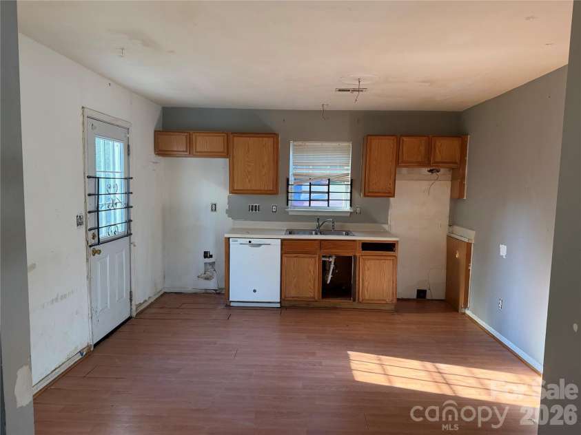 2320 West Boulevard, Charlotte, NC 28208.  MLS# CAR4389947, YatesRealty ID 45023. Kitchen