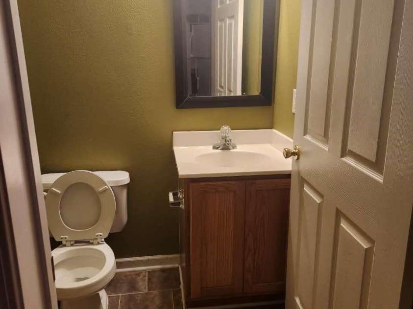 9644 Littleleaf Drive, Charlotte, NC 28215.  MLS# CAR4415285, YatesRealty ID 45026. First floor half bath