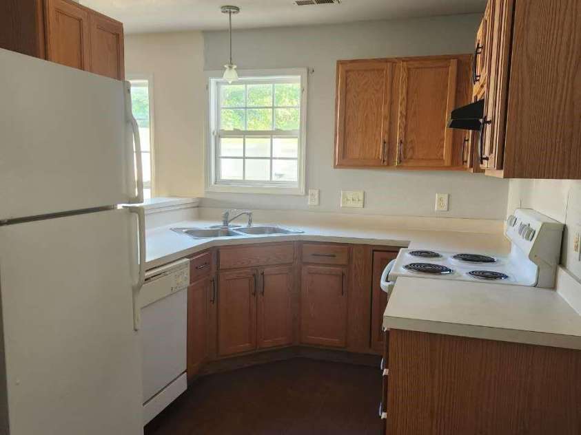 9644 Littleleaf Drive, Charlotte, NC 28215.  MLS# CAR4415285, YatesRealty ID 45026. Kitchen