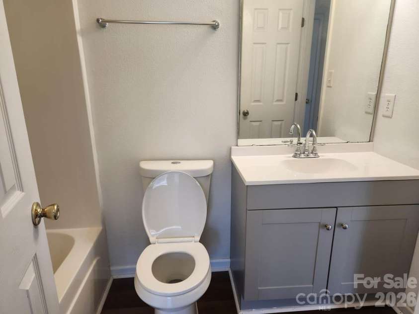 9644 Littleleaf Drive, Charlotte, NC 28215.  MLS# CAR4415285, YatesRealty ID 45026. Second floor full bath room
