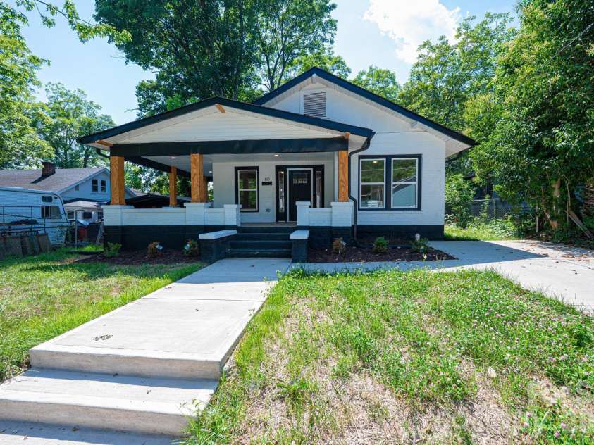 60 5th Street, Hickory, NC 28602.  MLS# CAR4414467, YatesRealty ID 45033. 