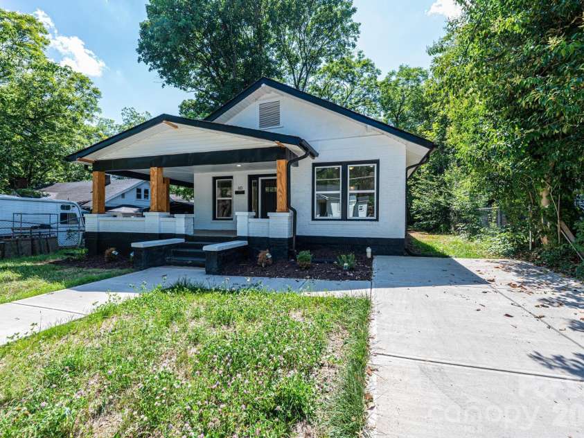60 5th Street, Hickory, NC 28602.  MLS# CAR4414467, YatesRealty ID 45033. 