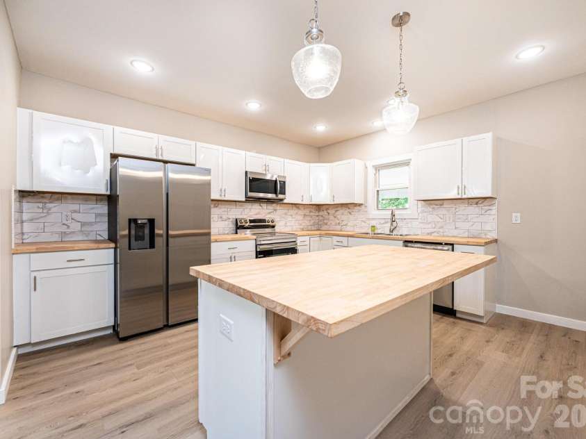 60 5th Street, Hickory, NC 28602.  MLS# CAR4414467, YatesRealty ID 45033. 