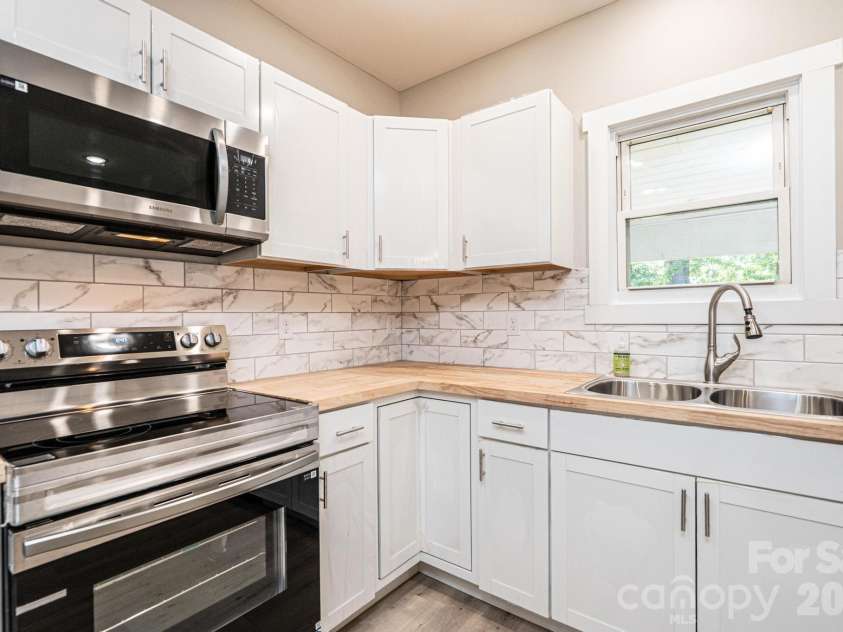 60 5th Street, Hickory, NC 28602.  MLS# CAR4414467, YatesRealty ID 45033. 