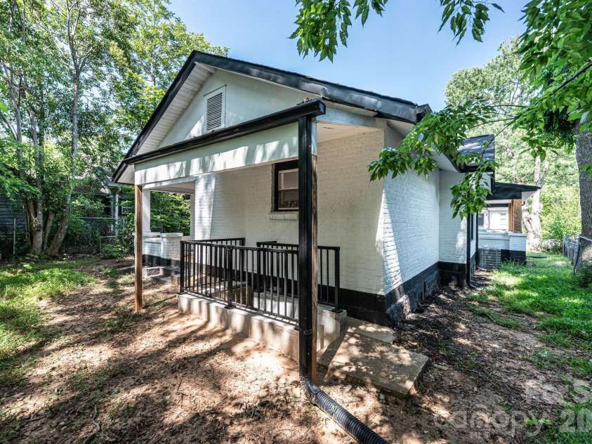 60 5th Street, Hickory, NC 28602.  MLS# CAR4414467, YatesRealty ID 45033. 