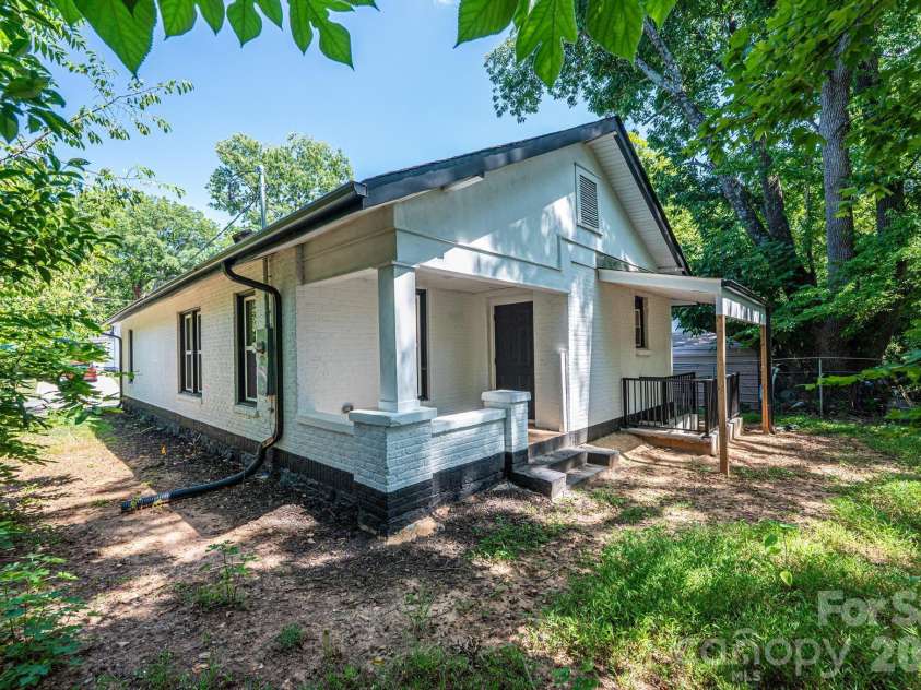 60 5th Street, Hickory, NC 28602.  MLS# CAR4414467, YatesRealty ID 45033. 