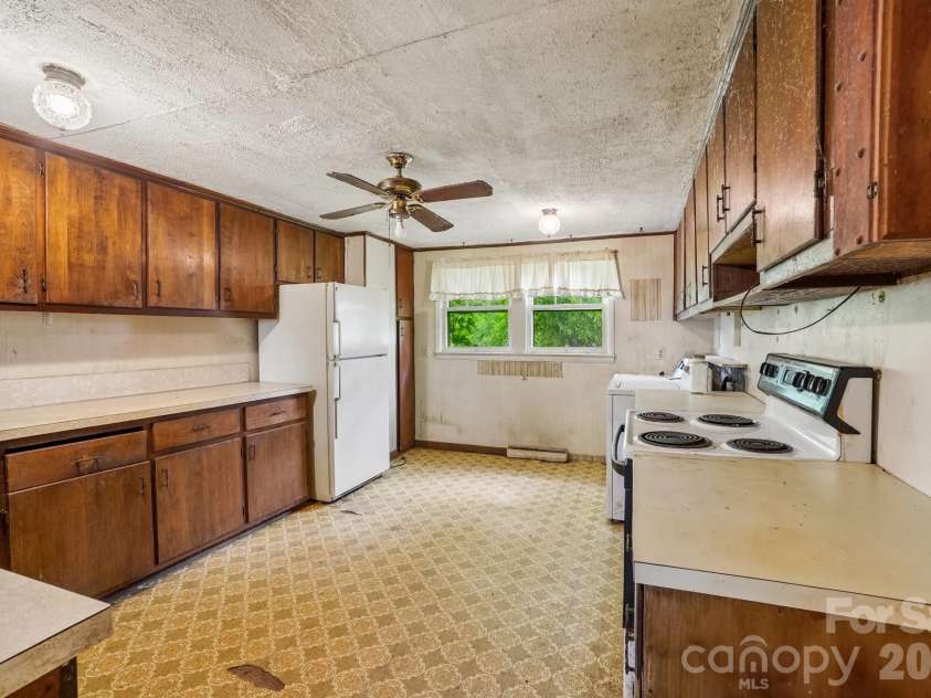 214 Sunset Street, Lenoir, NC 28645.  MLS# CAR4414375, YatesRealty ID 45034. 