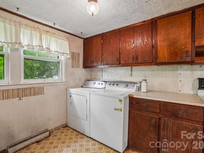 214 Sunset Street, Lenoir, NC 28645.  MLS# CAR4414375, YatesRealty ID 45034. 