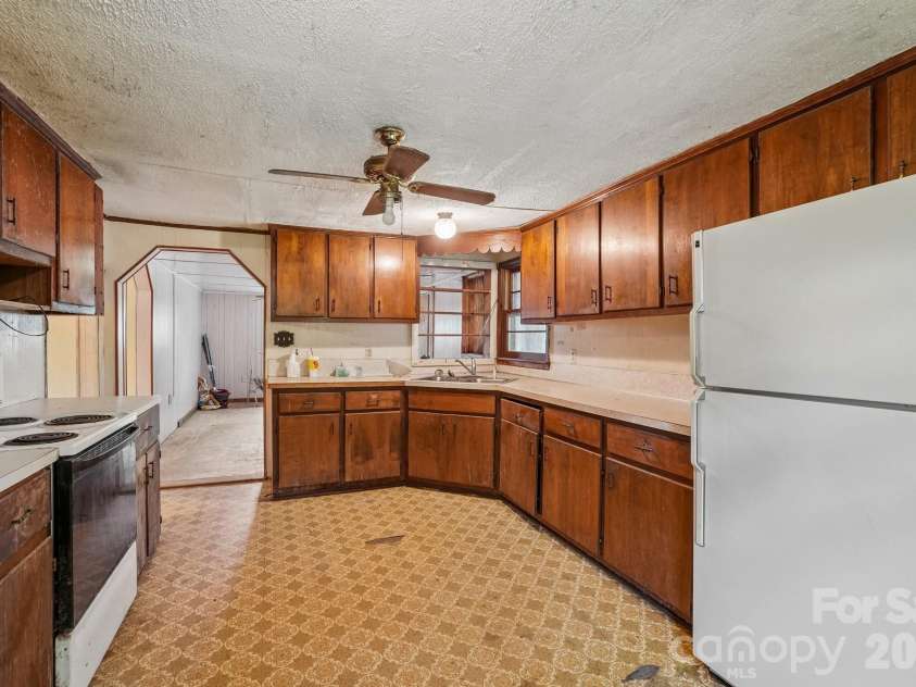 214 Sunset Street, Lenoir, NC 28645.  MLS# CAR4414375, YatesRealty ID 45034. 