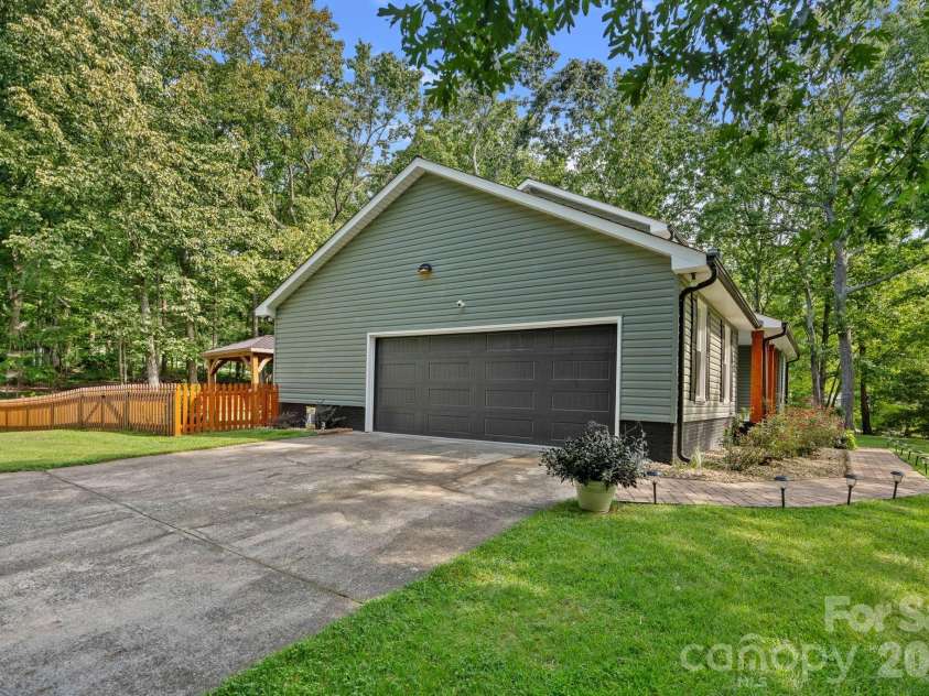 2981 Oak Ridge Circle, Lincolnton, NC 28092.  MLS# CAR4414617, YatesRealty ID 45035. 