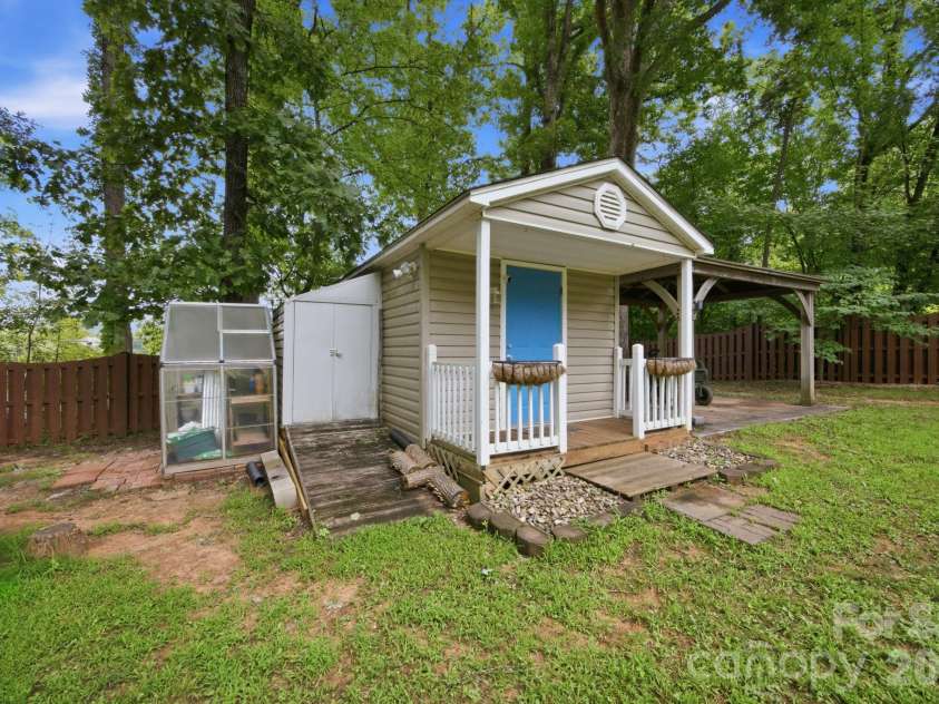 7134 Forest Hills Drive, Denver, NC 28037.  MLS# CAR4413877, YatesRealty ID 45040. Mini-Greenhouse
