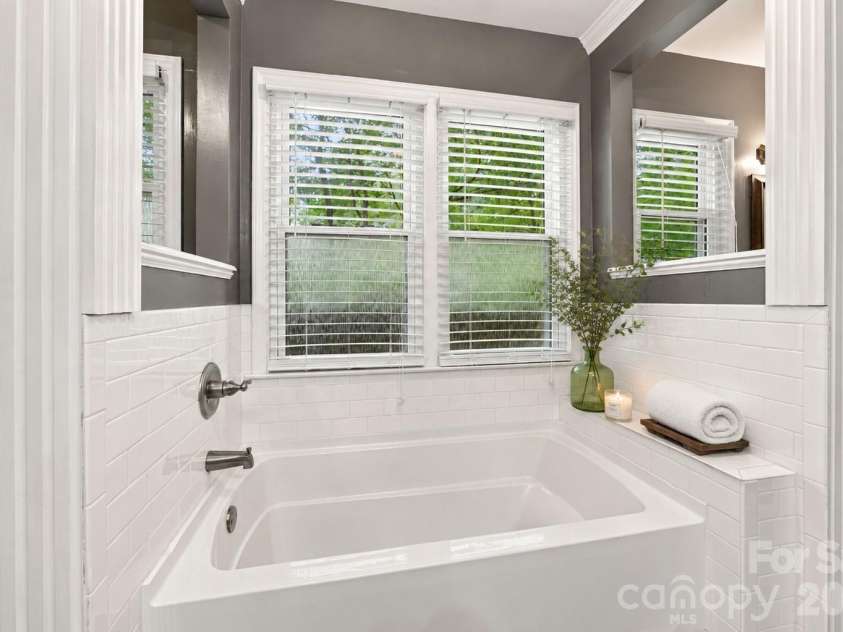 7134 Forest Hills Drive, Denver, NC 28037.  MLS# CAR4413877, YatesRealty ID 45040. Primary Bath Tub