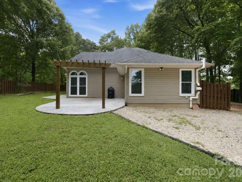 7134 Forest Hills Drive, Denver, NC 28037.  MLS# CAR4413877, YatesRealty ID 45040. Side yard on right