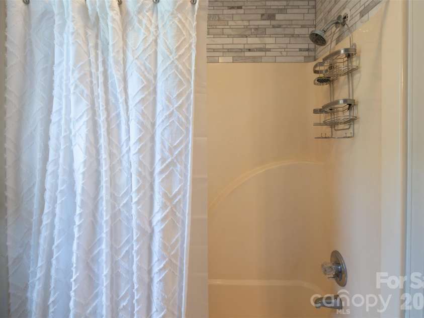 1413 Windemere Lane, Hickory, NC 28602.  MLS# CAR4405540, YatesRealty ID 45050. 