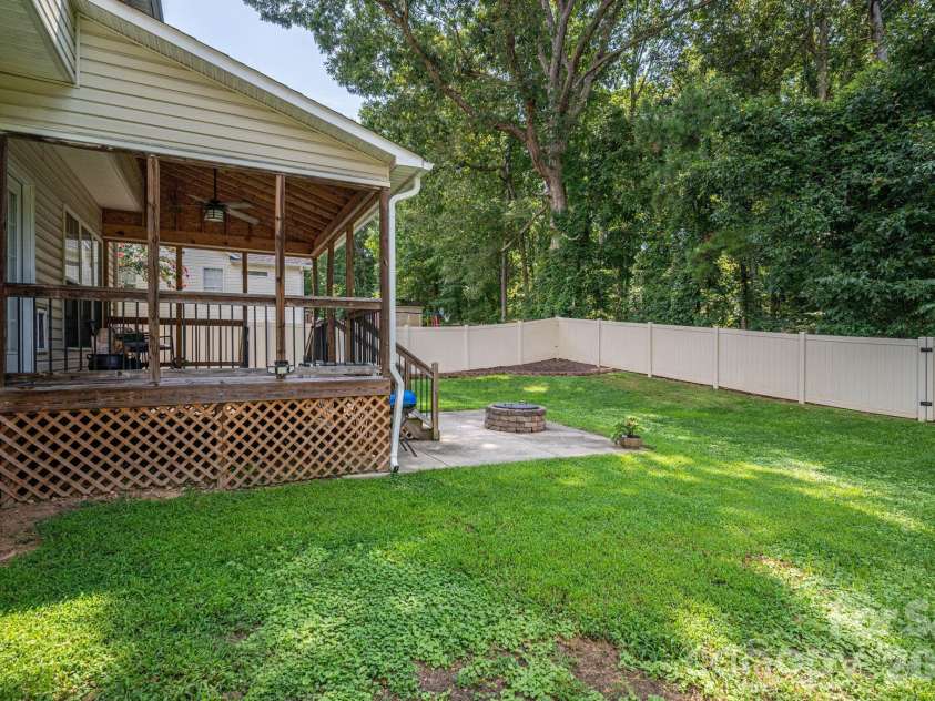 908 Carole Summey Drive, Dallas, NC 28034.  MLS# CAR4415681, YatesRealty ID 45052. 