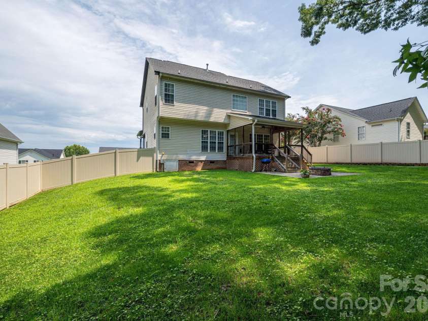 908 Carole Summey Drive, Dallas, NC 28034.  MLS# CAR4415681, YatesRealty ID 45052. 