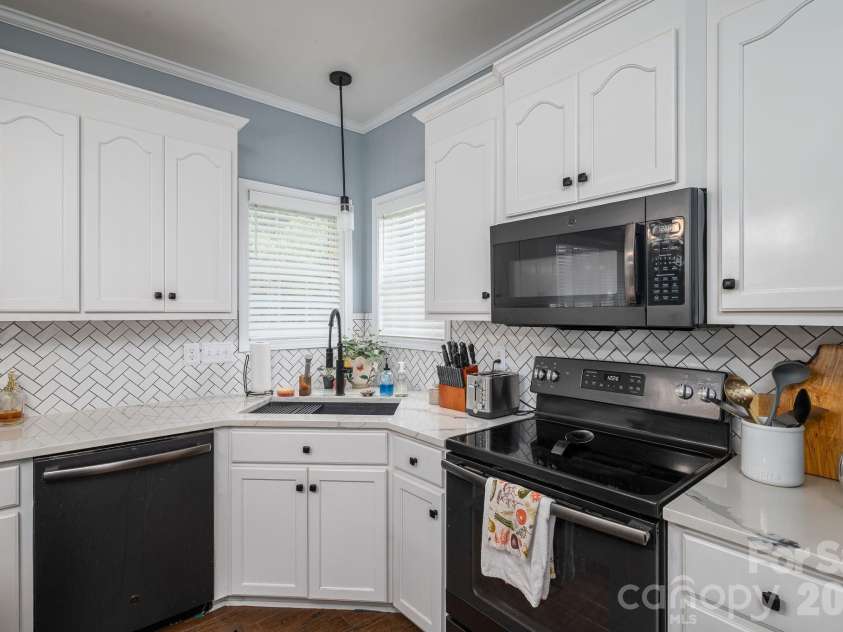 908 Carole Summey Drive, Dallas, NC 28034.  MLS# CAR4415681, YatesRealty ID 45052. 