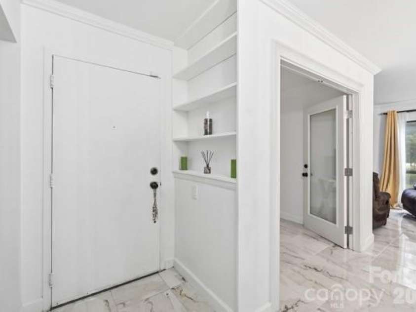 4816 Spring Lake Road, Charlotte, NC 28212.  MLS# CAR4408673, YatesRealty ID 45055. Entrace