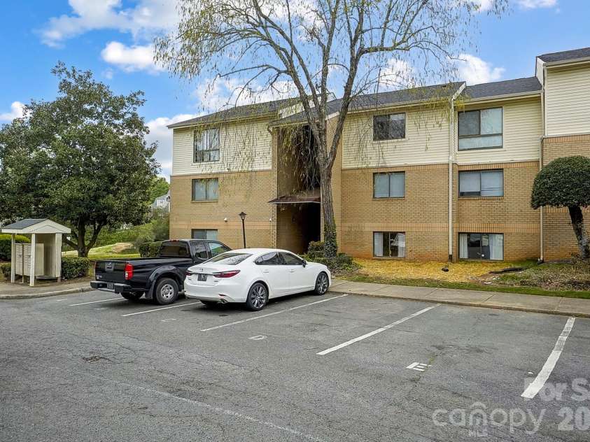 4816 Spring Lake Road, Charlotte, NC 28212.  MLS# CAR4408673, YatesRealty ID 45055. Parking
