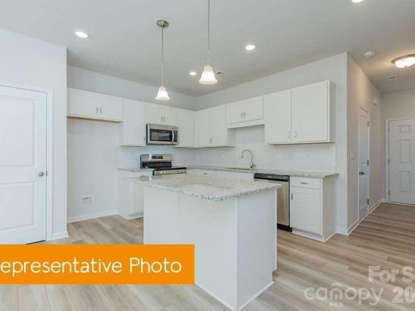 5710 Ringneck Road, Charlotte, NC 28216.  MLS# CAR4414001, YatesRealty ID 45064. Kitchen
