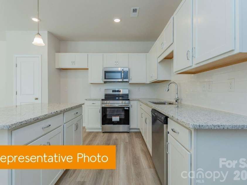 5710 Ringneck Road, Charlotte, NC 28216.  MLS# CAR4414001, YatesRealty ID 45064. Kitchen