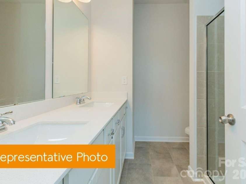 5710 Ringneck Road, Charlotte, NC 28216.  MLS# CAR4414001, YatesRealty ID 45064. Owners' Bath