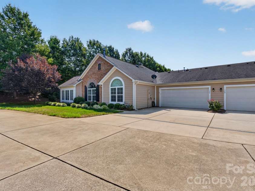 128 Lone Oak Circle, Rock Hill, SC 29732.  MLS# CAR4415274, YatesRealty ID 45067. 