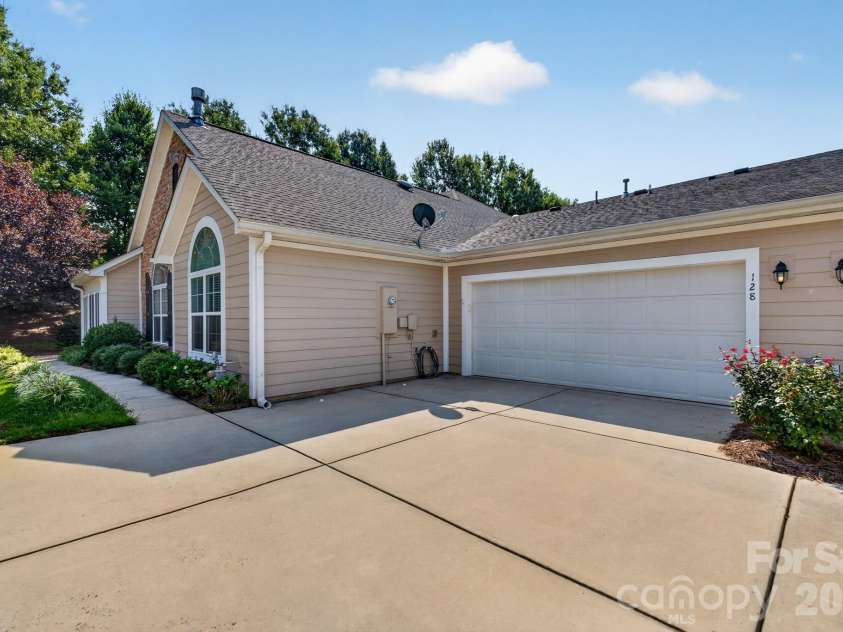 128 Lone Oak Circle, Rock Hill, SC 29732.  MLS# CAR4415274, YatesRealty ID 45067. 