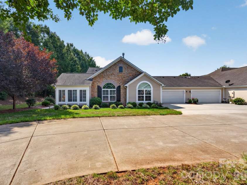 128 Lone Oak Circle, Rock Hill, SC 29732.  MLS# CAR4415274, YatesRealty ID 45067. 