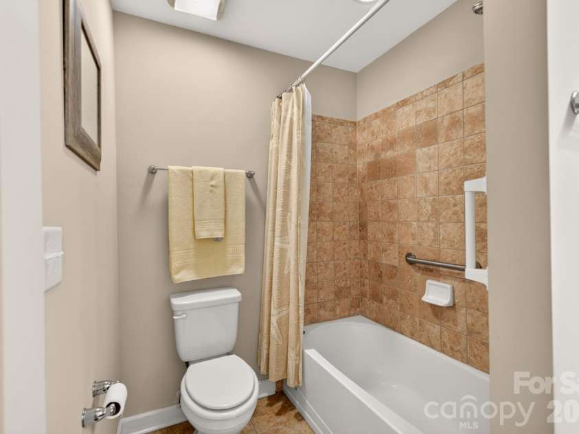 128 Lone Oak Circle, Rock Hill, SC 29732.  MLS# CAR4415274, YatesRealty ID 45067. Bath 2