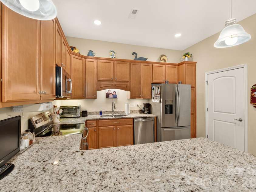 128 Lone Oak Circle, Rock Hill, SC 29732.  MLS# CAR4415274, YatesRealty ID 45067. Kitchen