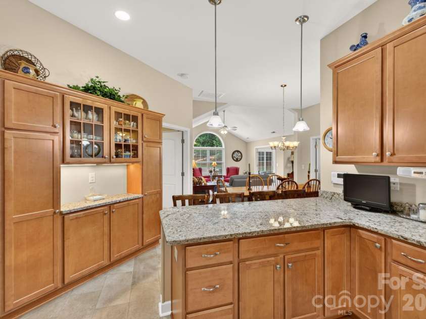 128 Lone Oak Circle, Rock Hill, SC 29732.  MLS# CAR4415274, YatesRealty ID 45067. Kitchen