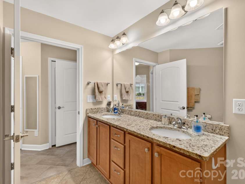128 Lone Oak Circle, Rock Hill, SC 29732.  MLS# CAR4415274, YatesRealty ID 45067. Primary Bath