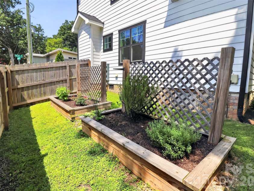 3039 Palm Avenue, Charlotte, NC 28205.  MLS# CAR4406774, YatesRealty ID 45074. 