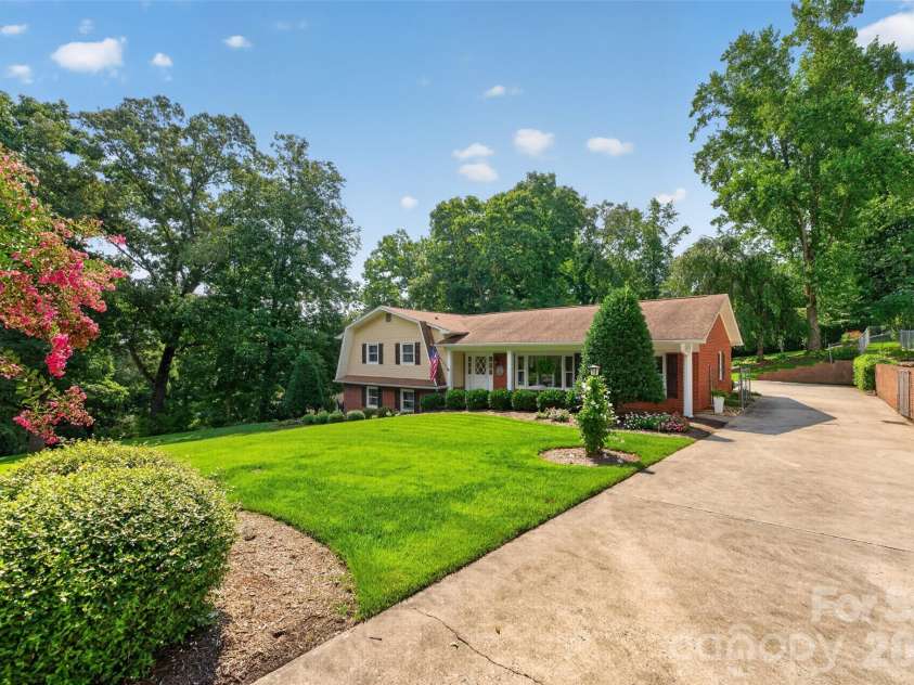 1053 20th Avenue, Hickory, NC 28601.  MLS# CAR4415459, YatesRealty ID 45075. 