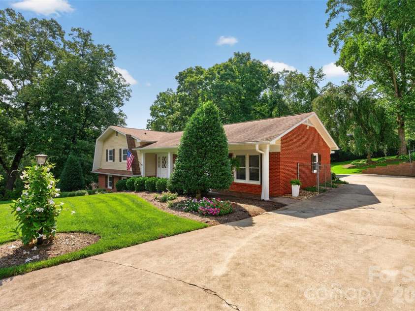 1053 20th Avenue, Hickory, NC 28601.  MLS# CAR4415459, YatesRealty ID 45075. 