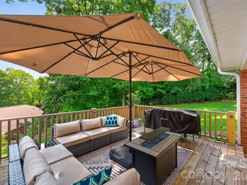 1053 20th Avenue, Hickory, NC 28601.  MLS# CAR4415459, YatesRealty ID 45075. 