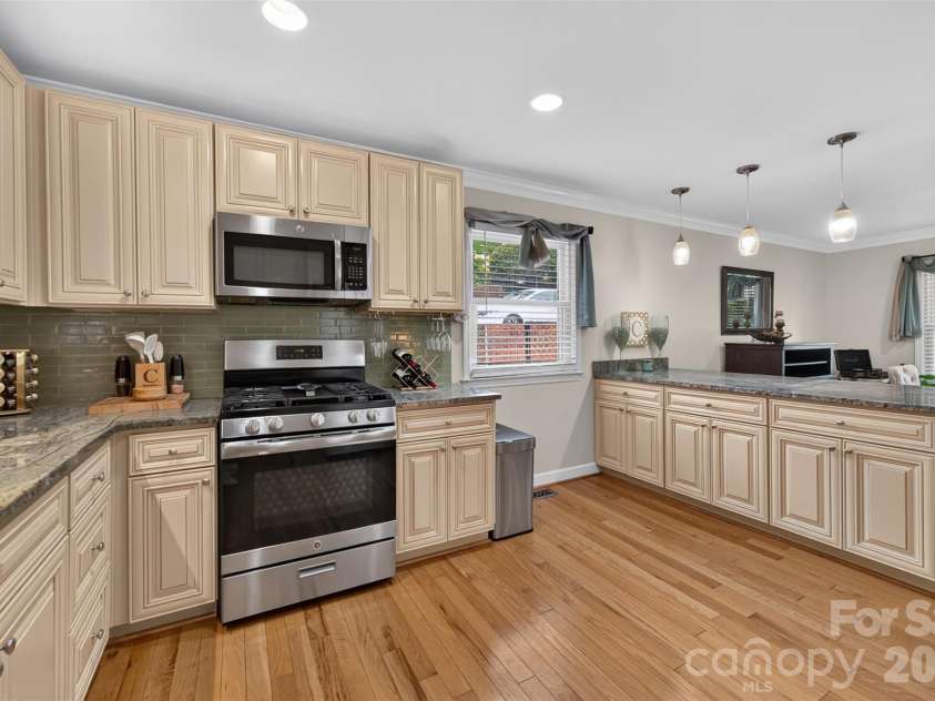 1053 20th Avenue, Hickory, NC 28601.  MLS# CAR4415459, YatesRealty ID 45075. 