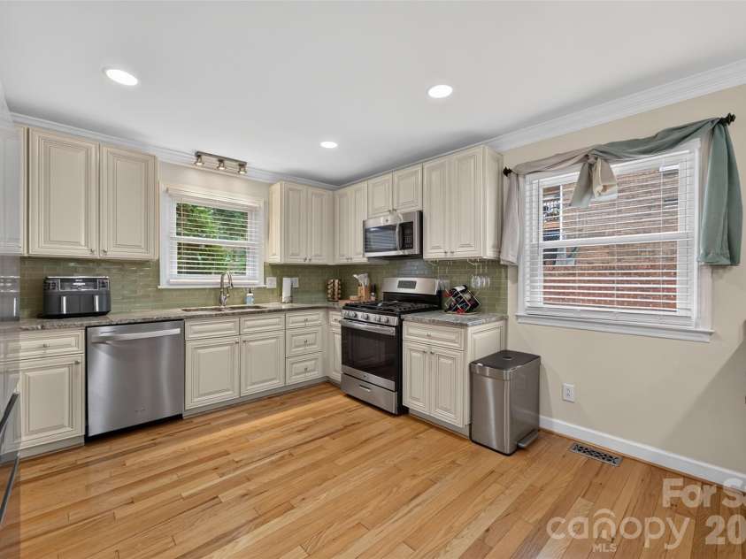 1053 20th Avenue, Hickory, NC 28601.  MLS# CAR4415459, YatesRealty ID 45075. 