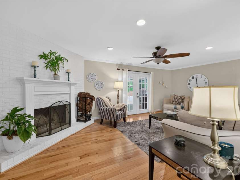 1053 20th Avenue, Hickory, NC 28601.  MLS# CAR4415459, YatesRealty ID 45075. 