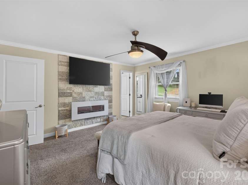 1053 20th Avenue, Hickory, NC 28601.  MLS# CAR4415459, YatesRealty ID 45075. 